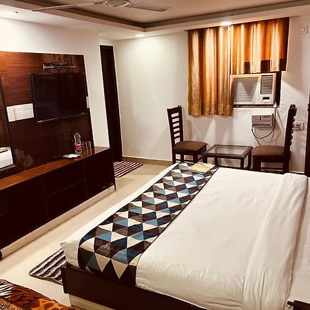 ניו דלהי Hotel Vista Premium Tark A Family Hotel Near Igi Airport Delhi מראה חיצוני תמונה