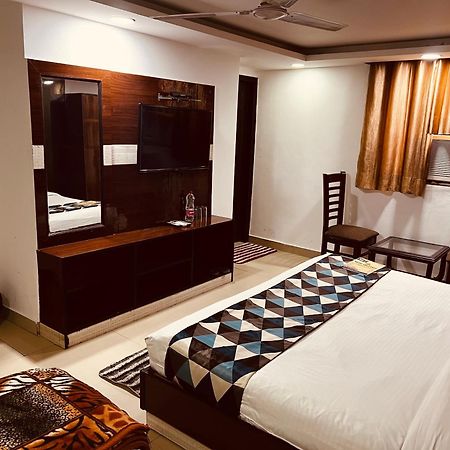 ניו דלהי Hotel Vista Premium Tark A Family Hotel Near Igi Airport Delhi מראה חיצוני תמונה
